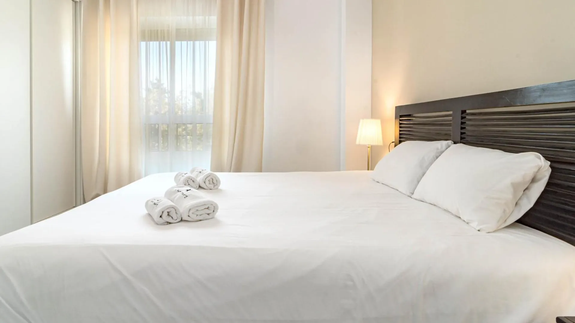 Lovely And Spacious 3-Bedroom Apartment, 150M Walk To The Beach マルベーリャ