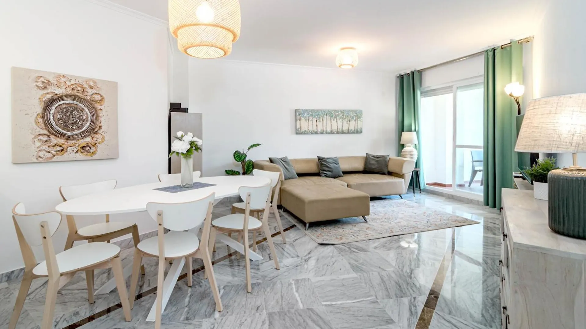 Lovely And Spacious 3-Bedroom Apartment, 150M Walk To The Beach マルベーリャ アパート