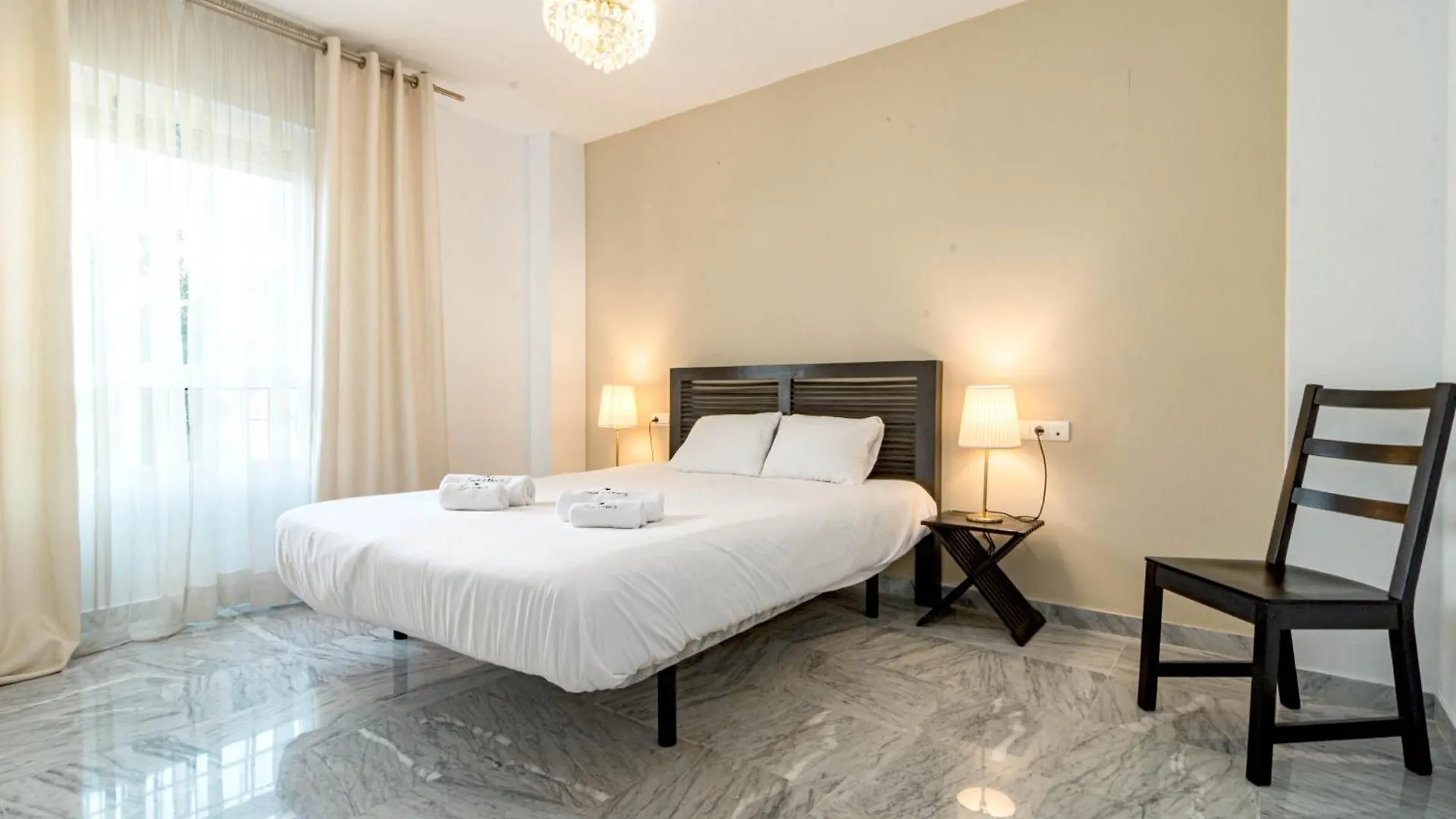 アパート Lovely And Spacious 3-Bedroom Apartment, 150M Walk To The Beach マルベーリャ
