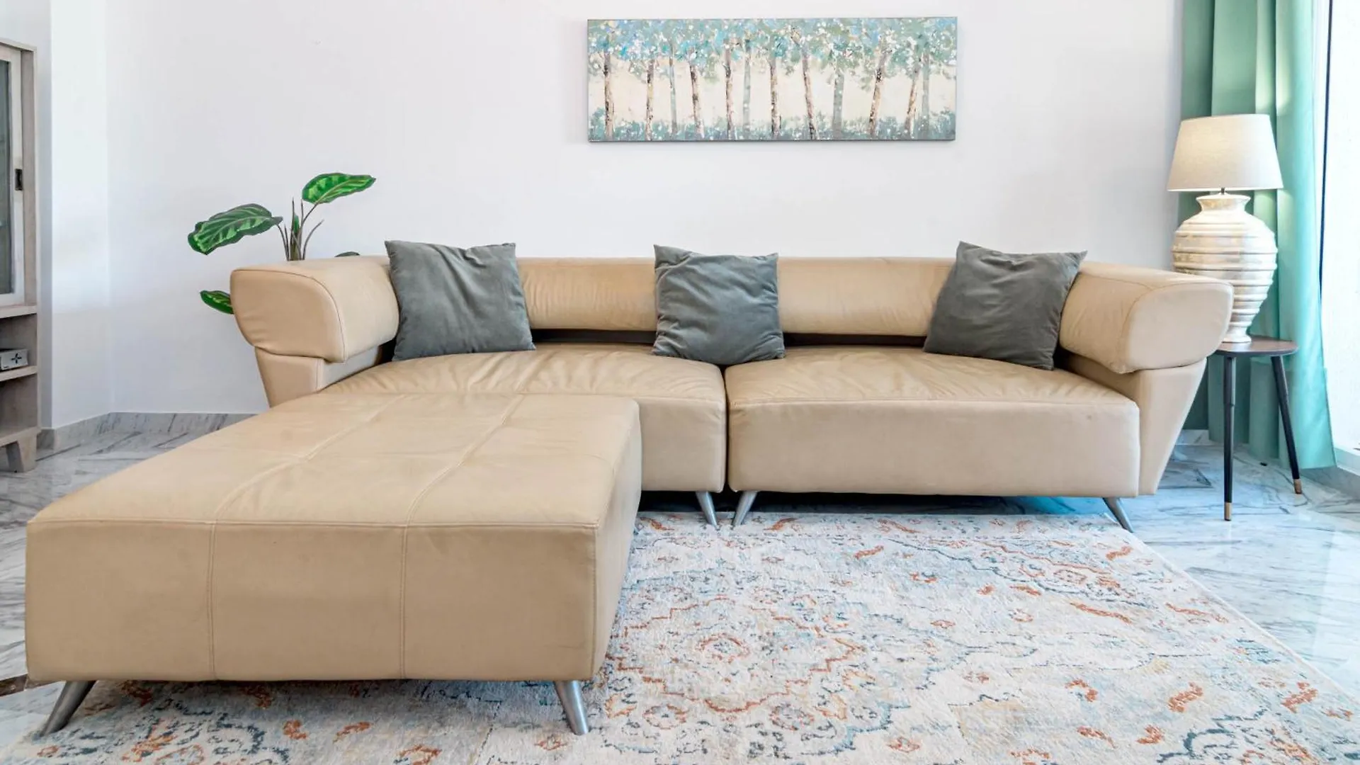 Lovely And Spacious 3-Bedroom Apartment, 150M Walk To The Beach マルベーリャ 0*,  スペイン