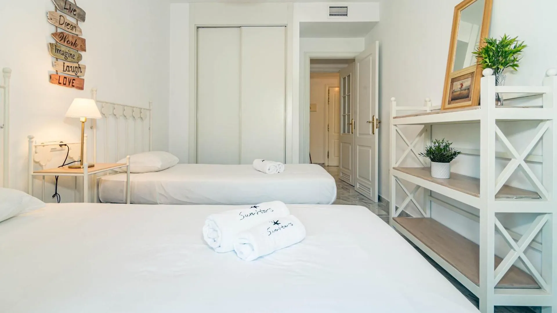 Lovely And Spacious 3-Bedroom Apartment, 150M Walk To The Beach マルベーリャ 0*,