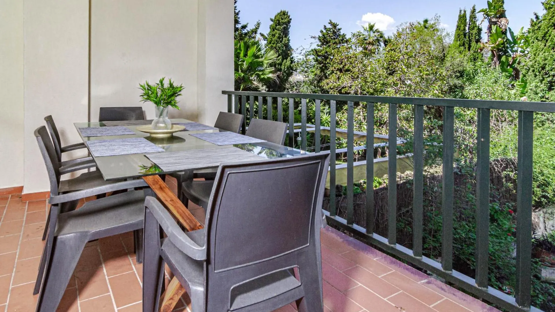 アパート Lovely And Spacious 3-Bedroom Apartment, 150M Walk To The Beach マルベーリャ