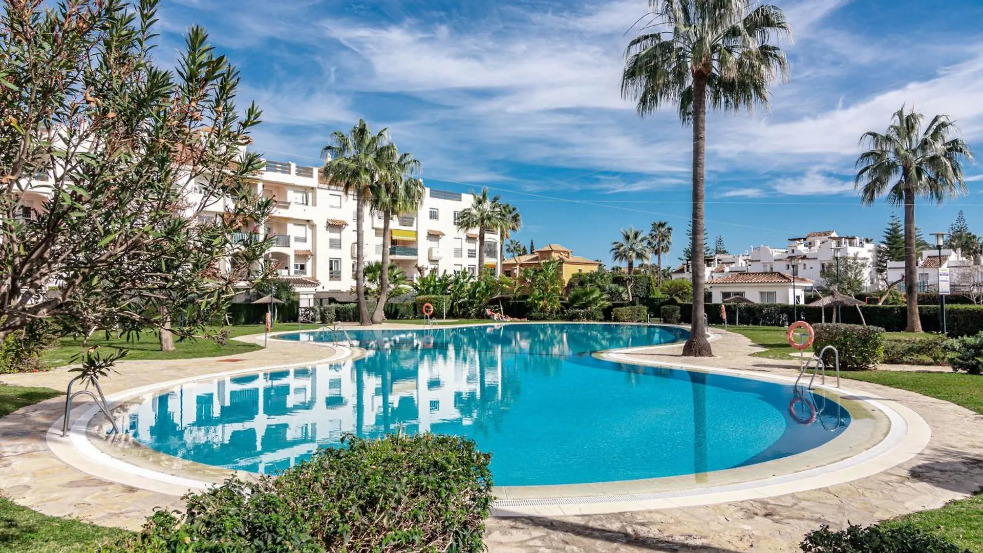 Lovely And Spacious 3-Bedroom Apartment, 150M Walk To The Beach マルベーリャ