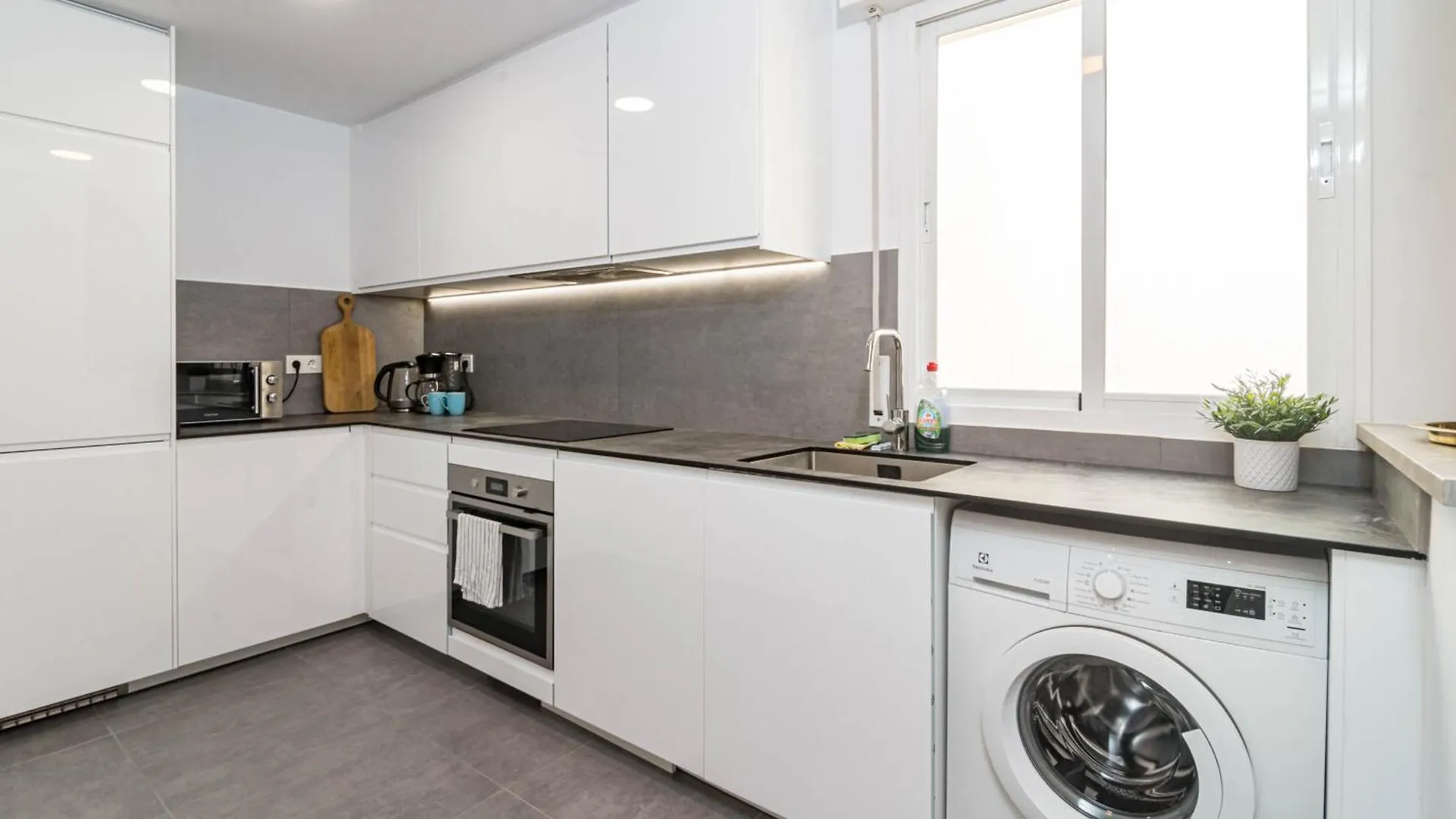 Lovely And Spacious 3-Bedroom Apartment, 150M Walk To The Beach Marbella Apartman