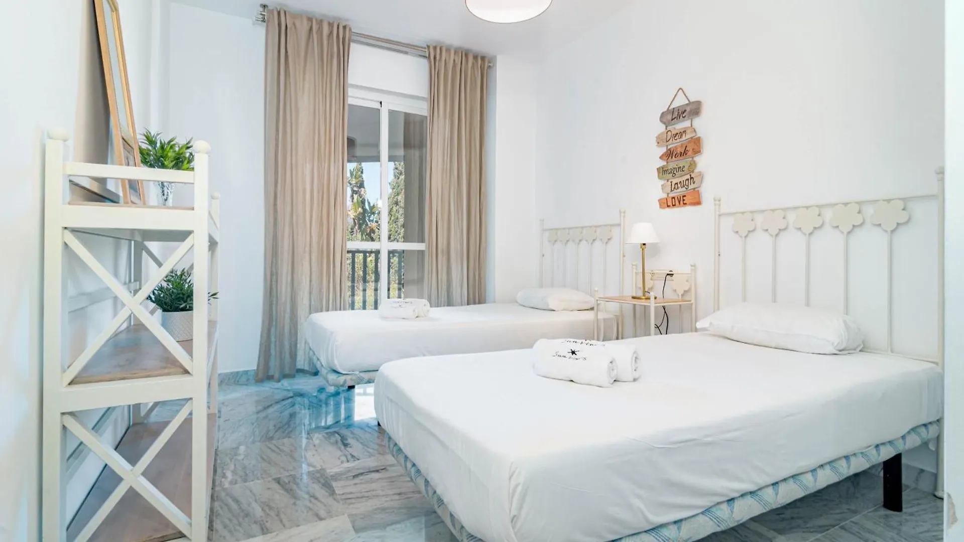 Lovely And Spacious 3-Bedroom Apartment, 150M Walk To The Beach マルベーリャ 0*,  スペイン