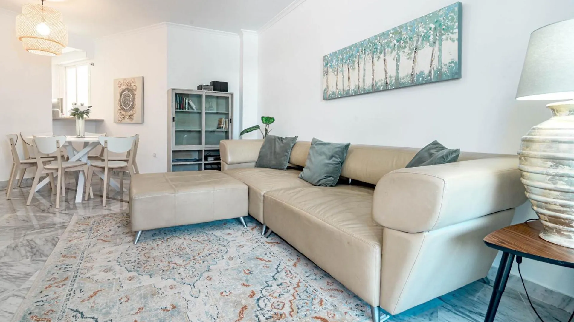 Lovely And Spacious 3-Bedroom Apartment, 150M Walk To The Beach Μαρμπέλλα 0*,  Ισπανία