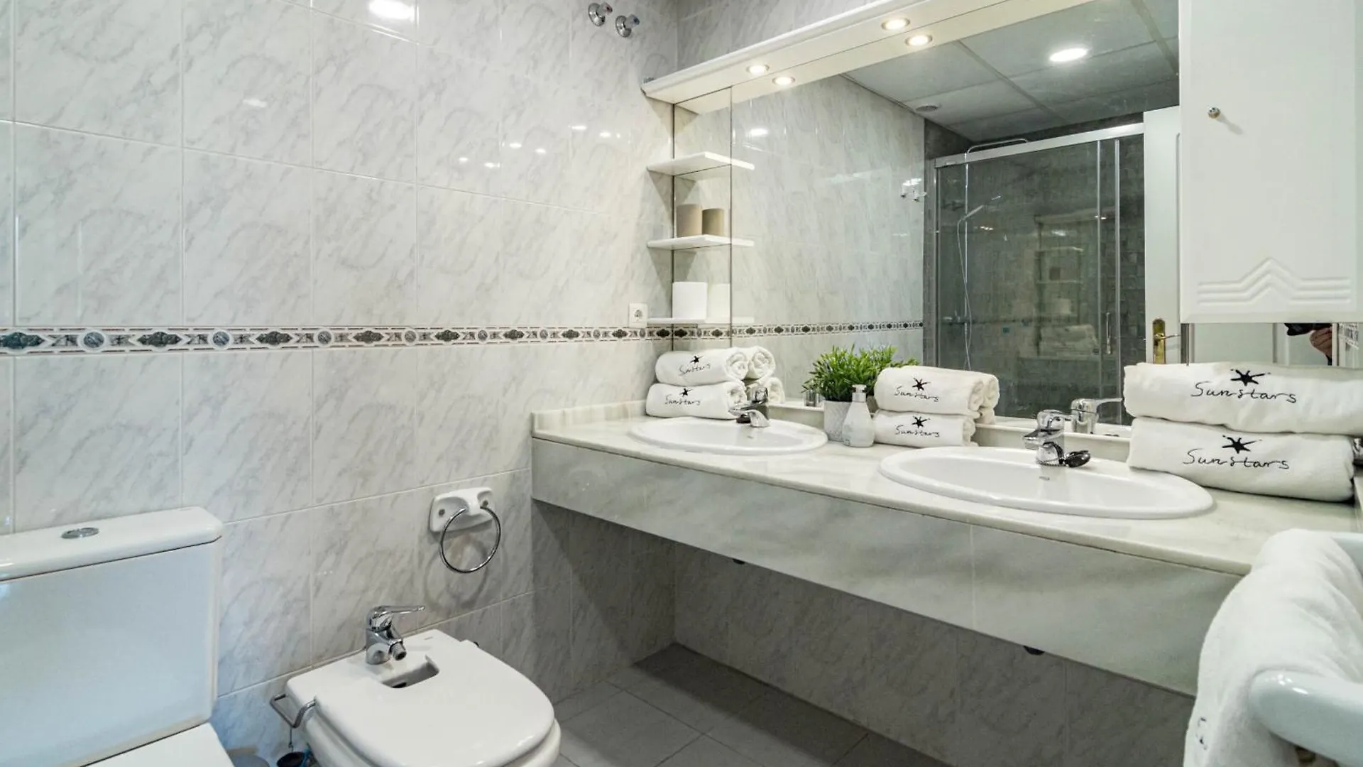 Lovely And Spacious 3-Bedroom Apartment, 150M Walk To The Beach Μαρμπέλλα Διαμέρισμα
