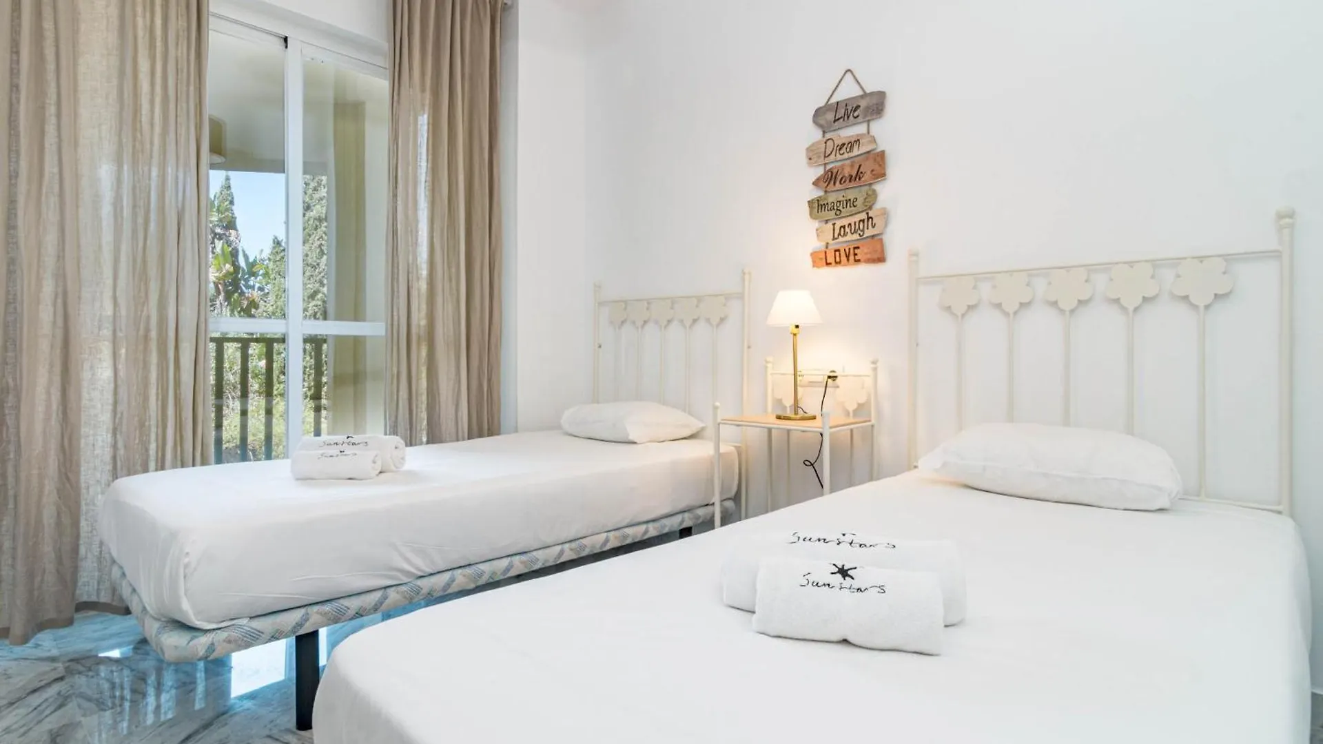 Διαμέρισμα Lovely And Spacious 3-Bedroom Apartment, 150M Walk To The Beach Μαρμπέλλα