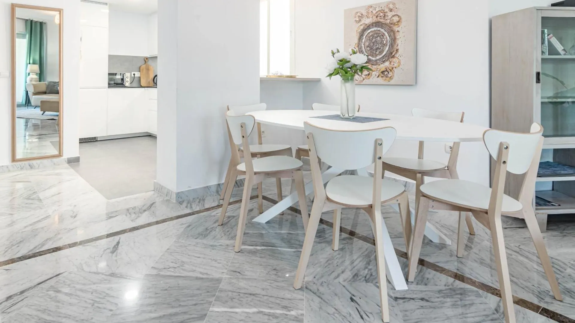 Lovely And Spacious 3-Bedroom Apartment, 150M Walk To The Beach Μαρμπέλλα Διαμέρισμα