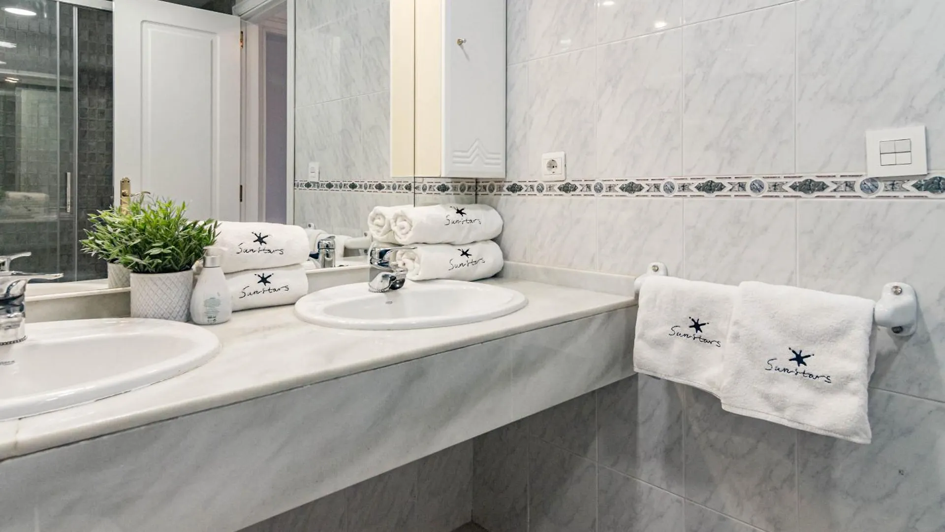 Lovely And Spacious 3-Bedroom Apartment, 150M Walk To The Beach Μαρμπέλλα