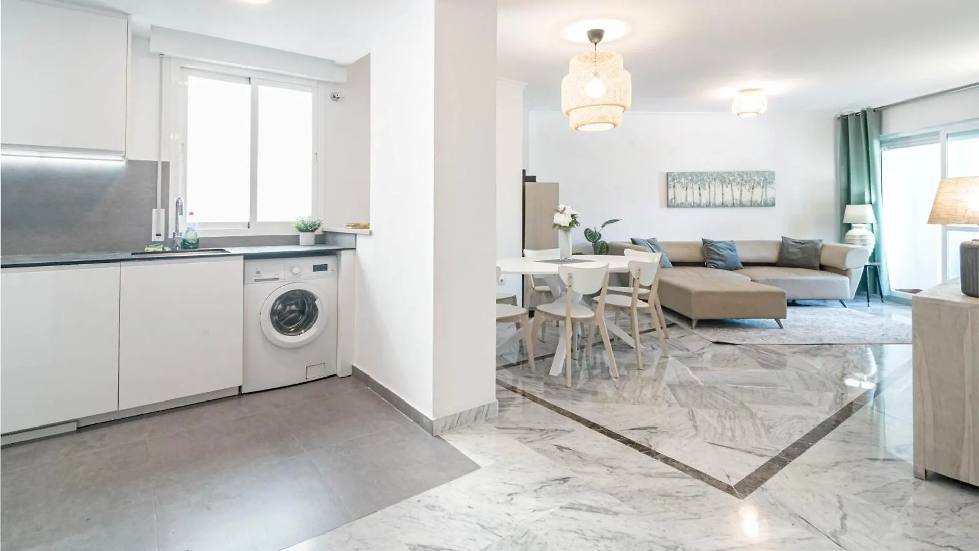 Appartement Lovely And Spacious 3-Bedroom Apartment, 150M Walk To The Beach Marbellac