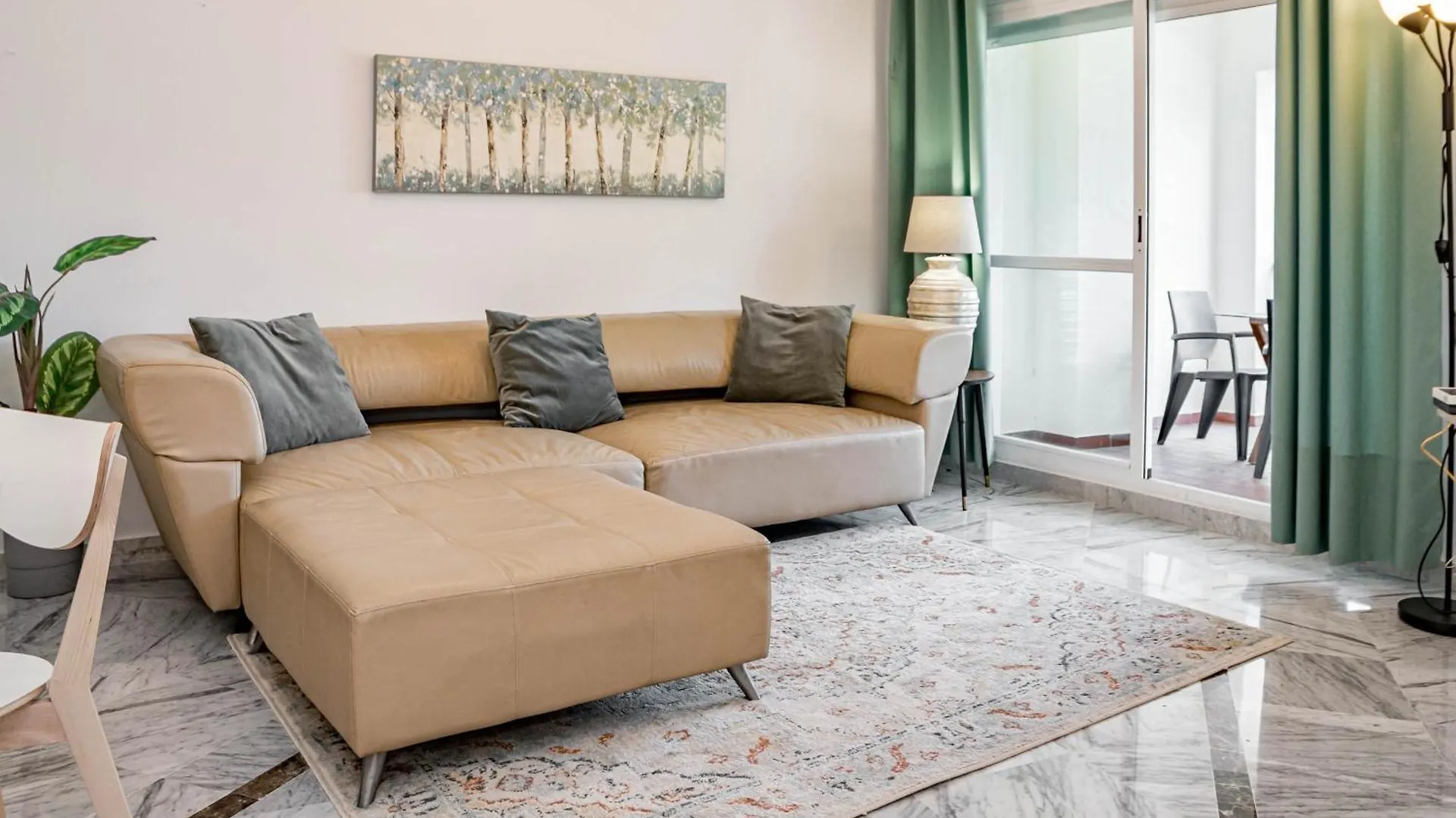 Appartement Lovely And Spacious 3-Bedroom Apartment, 150M Walk To The Beach Marbellac