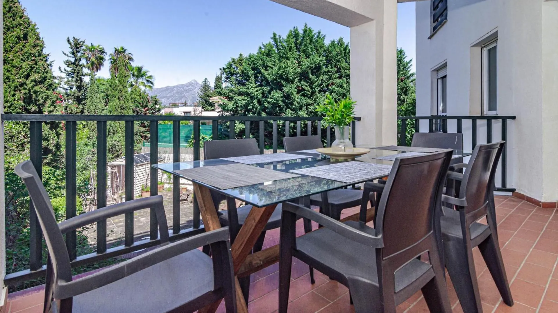 Lovely And Spacious 3-Bedroom Apartment, 150M Walk To The Beach Marbellac