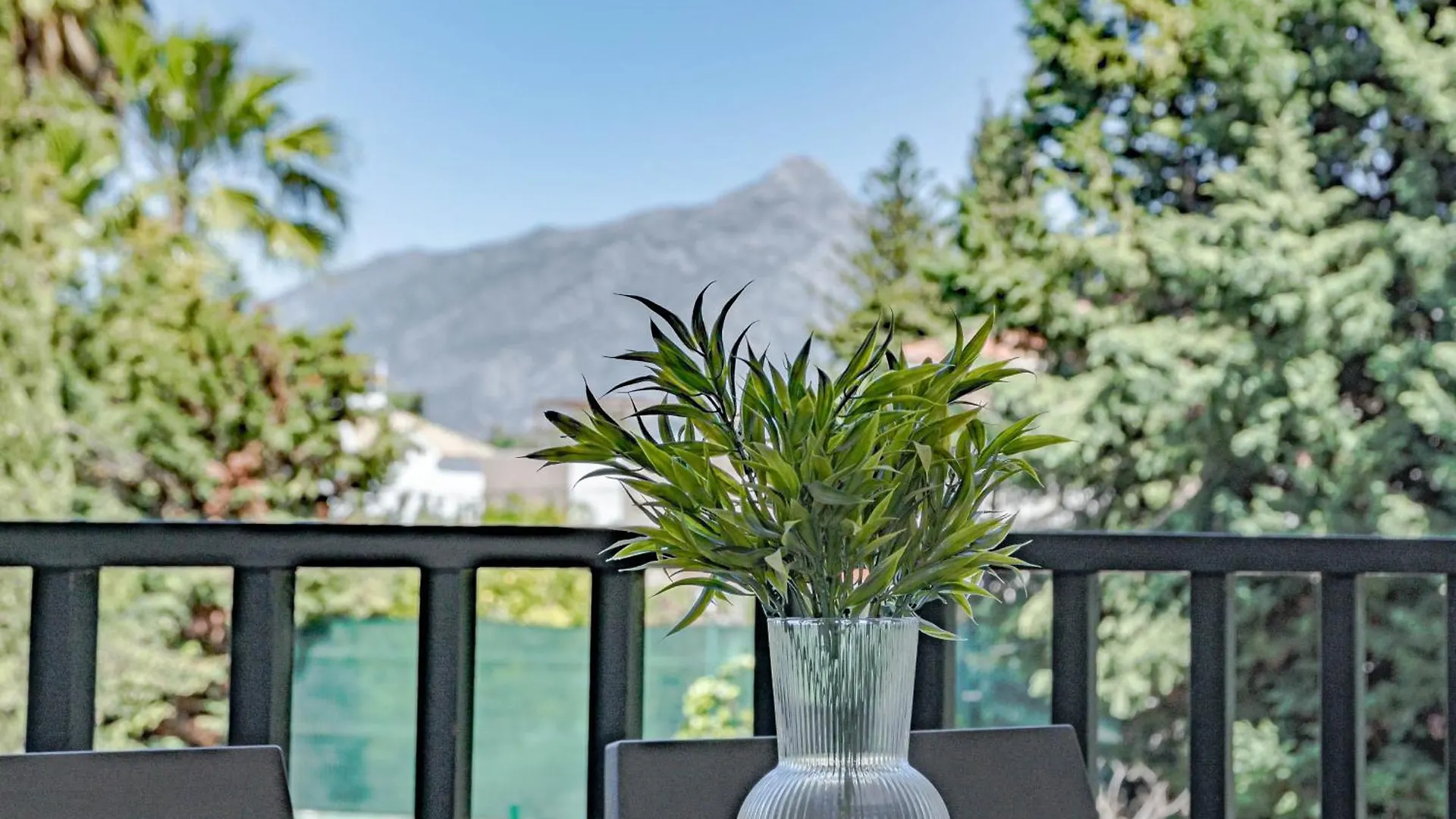 Appartement Lovely And Spacious 3-Bedroom Apartment, 150M Walk To The Beach Marbellac Espagne
